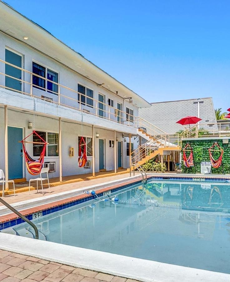 Walk To Dania Beach Christmas Getaway Pool Exterior photo
