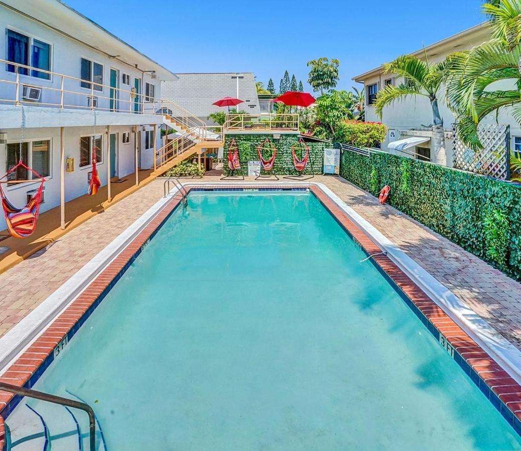 Walk To Dania Beach Christmas Getaway Pool Exterior photo
