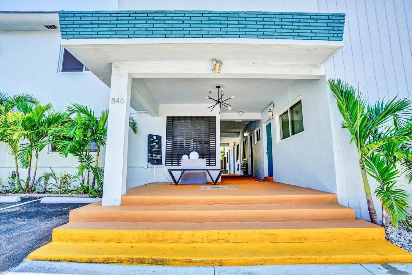 Walk To Dania Beach Christmas Getaway Pool Exterior photo